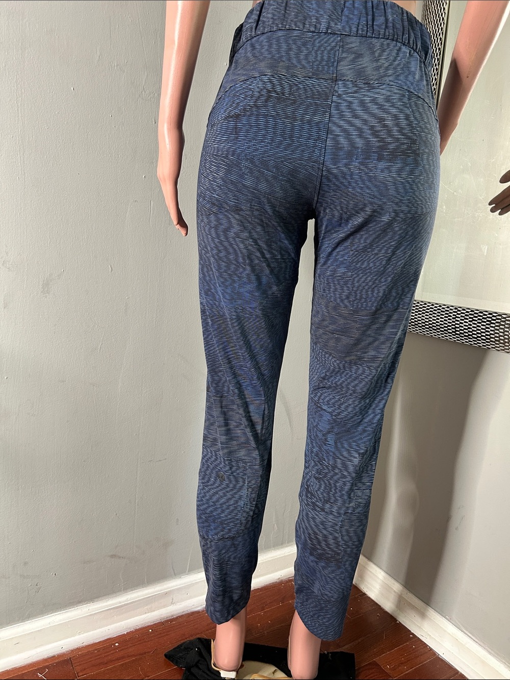 Lululemon Womens 6 On The Fly Pant Linear Flux Battleship
Multicolor Blue EUC - Picture 4 of 6